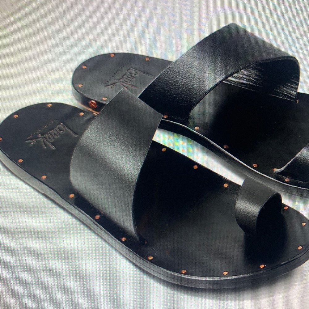 Finch Toe Ring Sandal by Beek Size 10. Super cute but not fit me.